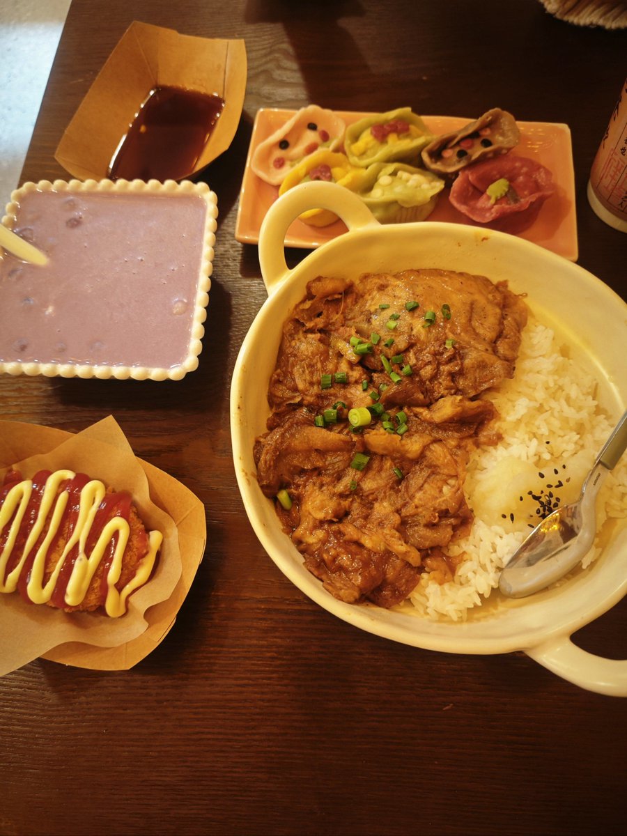 RubyJenkynndo's tweet photo. Noche fría, estómago vacío. Ven a nuestro pequeo local: arroz caliente con huevo, sopas humeantes y compaías cálidas. Te esperamos hasta tarde! https://t.co/DmHIlPDqcX