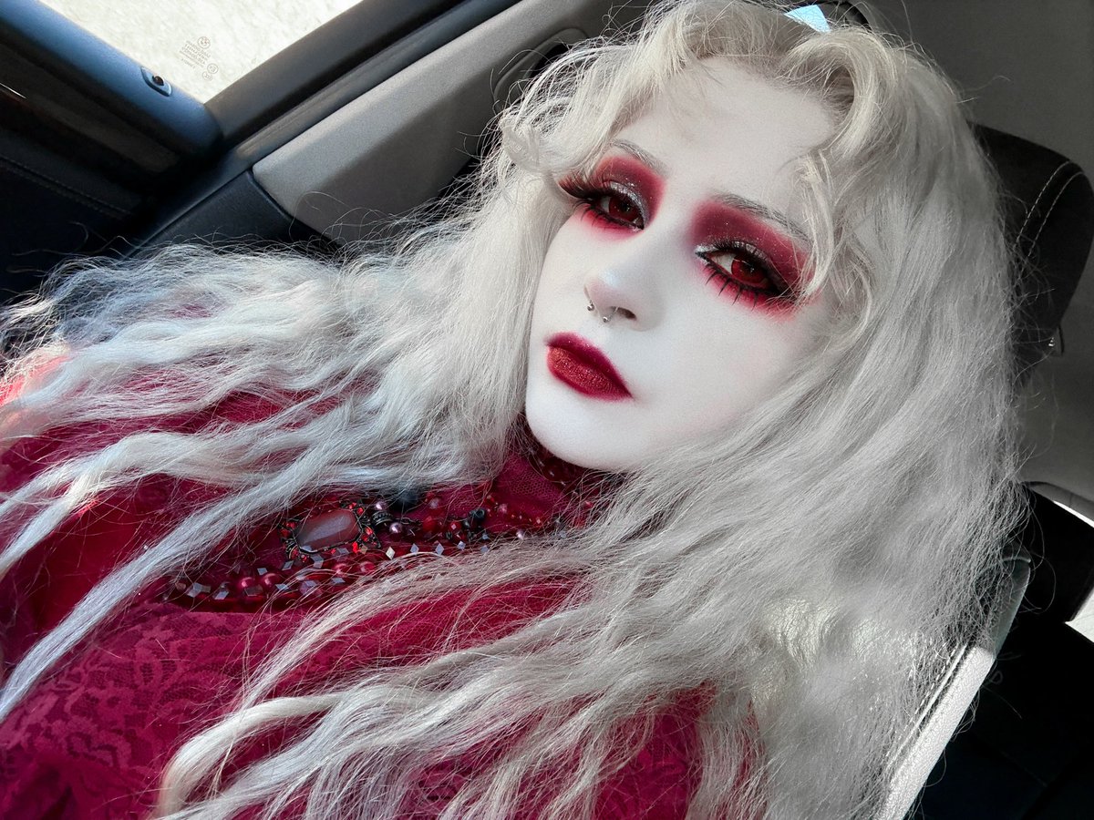 kreepykarly's tweet photo. another pic of this look, hey hi https://t.co/pWuao6POLg