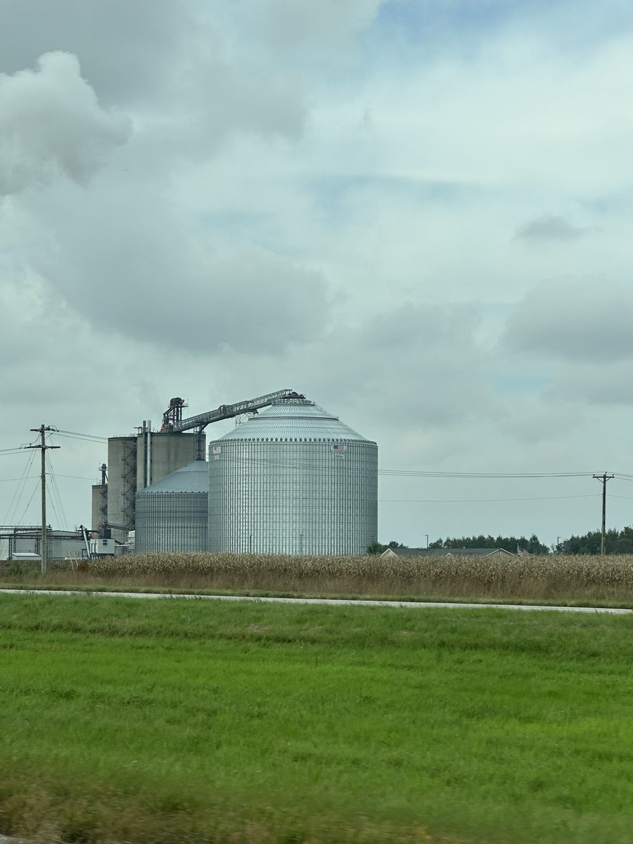 Sorg_Jay's tweet photo. Incase anyone was wondering what a 2.2 million bushel bin looks like. Little one next it is a 500k I believe. Guardian Energy Janesville MN https://t.co/6WXb4sUqVg