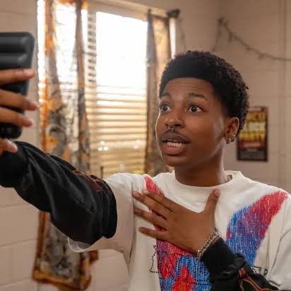 ItsRezForMe's tweet photo. Another thing I have to point out on A Different World Netflix writer’s is how Amir isn’t a “token gay”. His story is weighted and a main part of the narrative, his problems outside of his queerness are explored, he’s an equal to his peers, and he’s not the butt of jokes🥹 https://t.co/1uSY2ImIAt