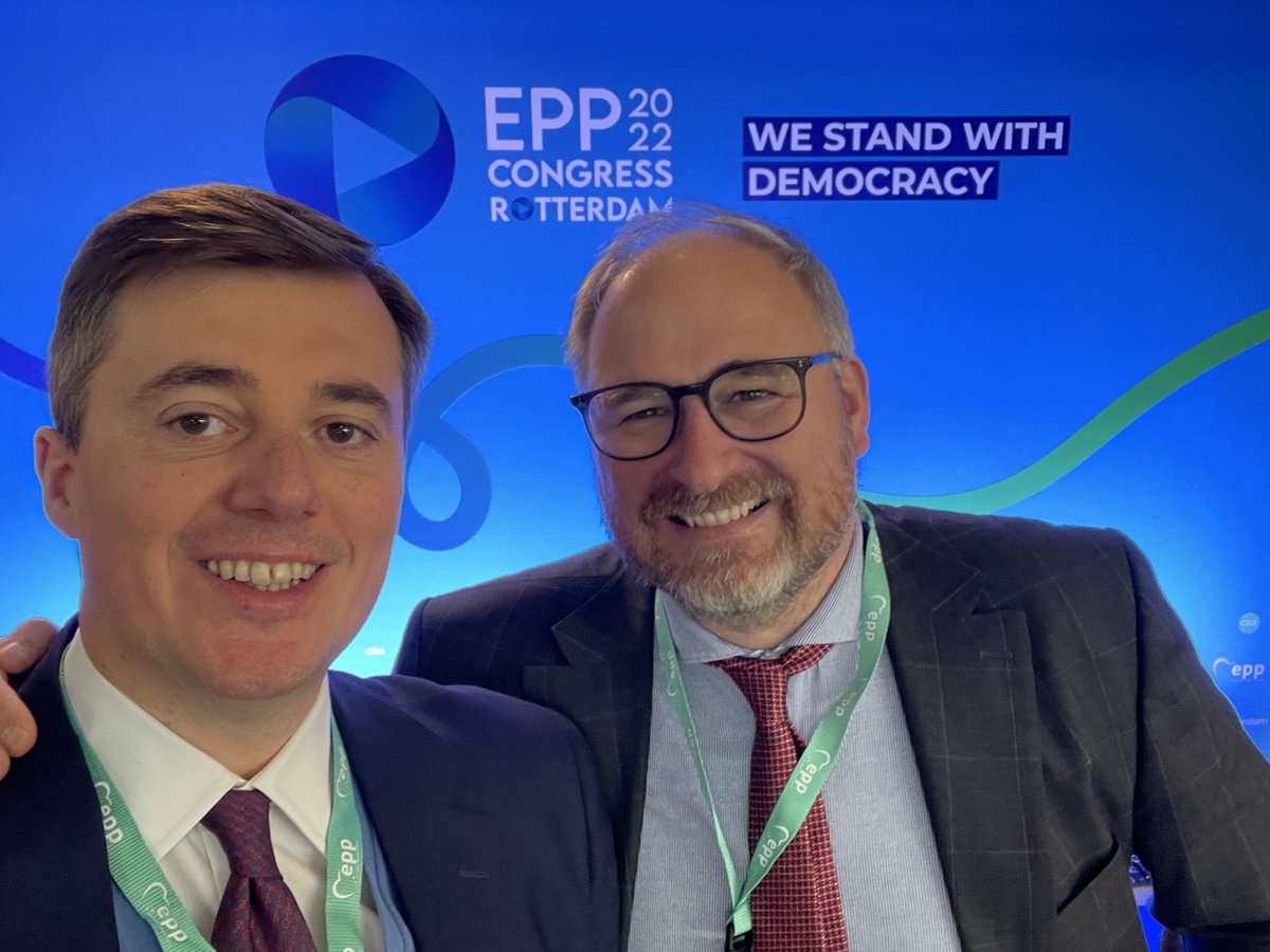 C_Frassa's tweet photo. Enfin, je veux vous dire quelques mots de mon petit frère.

J’ai rencontré pour la première fois Ronan Le Gleut, en 2009, alors qu’il était jeune président de l’UFE de Berlin et nous sommes devenus amis grâce au parrainage de mon colistier de l’époque Paul Clave.

Je l’ai vu « grandir » et s’affirmer comme un homme dynamique et passionné par l’action politique, que ce soit candidat aux législatives en 2012, conseiller consulaire en 2014, jusqu’à son élection en 2017 au Sénat.

Pendant neuf années, nous avons travaillé en symbiose et avec une complicité sans égal qui a fait mon bonheur. Se comprendre sans un mot, par un simple regard. Je souhaite à chacun une telle harmonie avec son binôme. 

Ainsi, nous avons pu mener de nombreux et beaux combats pour les Français de l’étranger, tels que la résidence fiscale d’attache ; le fonds d’urgence en cas de crises ; une organisation plus démocratique des conseils consulaires et faire front contre la CSG-CRDS et l’impôt sur la nationalité.

Nous avons affirmé notre volonté d’une administration consulaire toujours plus proche de nos compatriotes et pas uniquement par une modernisation numérique ; une réforme réellement ambitieuse de l’enseignement français à l’étranger responsable et respectueuse des familles, ainsi qu’une réorganisation et une nouvelle gouvernance pour la Caisse des Français de l’étranger adaptée aux défis budgétaires et financiers qu’elle rencontre.

Pour la Droite républicaine chez les Français de l’étranger, c’est désormais Ronan le patron et il en a véritablement la stature et l’autorité.

Mais il restera toujours mon petit frère pour lequel j’ai une affection profonde.