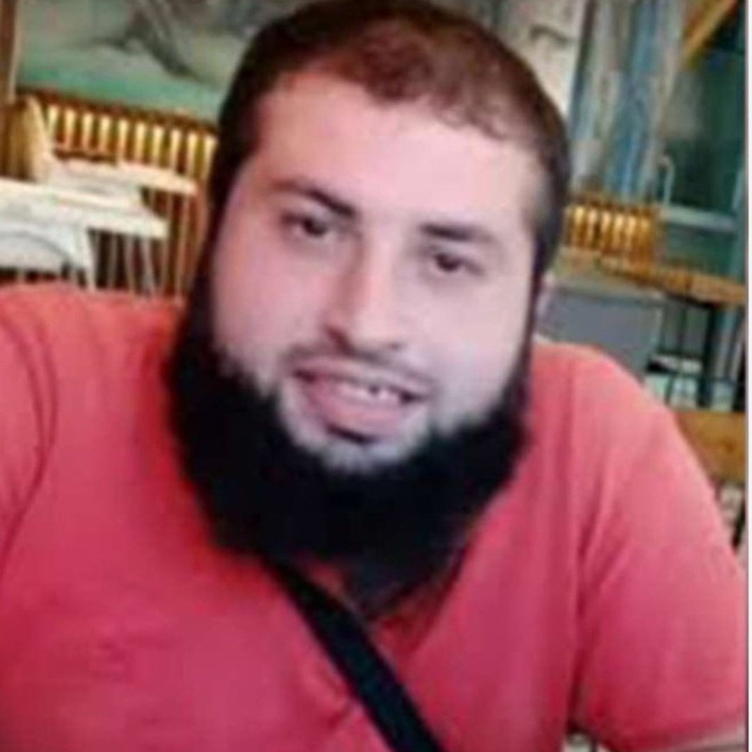 meneymn's tweet photo. Anne ve kızın ölümünün ardından açılan cinsel istismar davasında fail Ayhan Şengüler hâlâ tutuklanmadı; duruşmalar ertelenirken dosyanın üzeri kapatılmaya çalışılıyor. 

(3 Yaşındaki Kızını ve Fatmanur'a T*cavüz Eden Kur'an'a Hizmetler vakfı yöneticisi Ayhan Şengüler) https://t.co/GSji38tHRa
