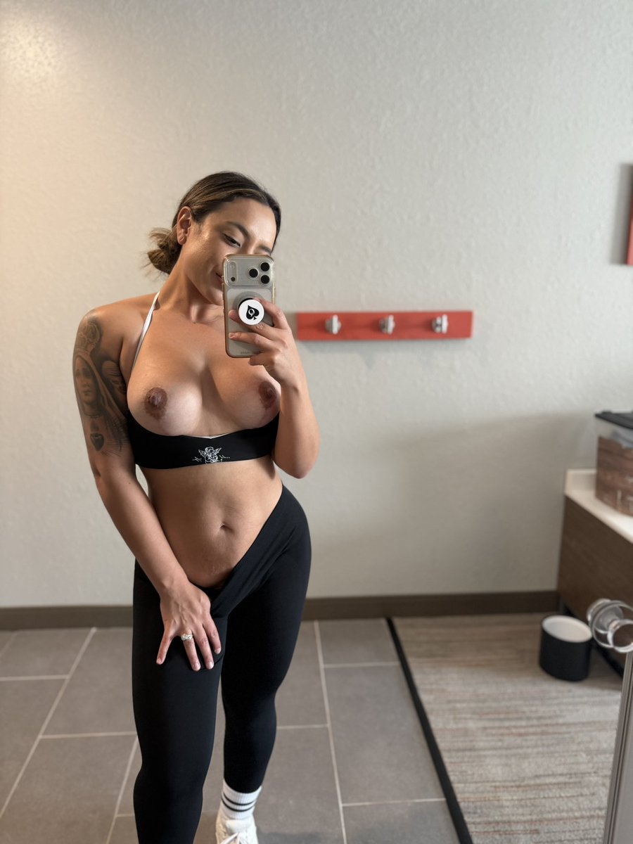 HisHotwife93's tweet photo. Time to hit my daily cardio 🏃🏻‍♀️ 

Hubby got me a new pop socket for my phone! 

I loveeee it and embracing who I truly am. Wild, slutty and free ♠️ 😈🥵

#Hotwife #QOS #QueenOfSpades #LatinaWifey #AmateurHotwife #BBC #BBCSlut #QOSBrand #GymSlut  #HotWifelife #CuckLife #RealHotWife #SLCSlut