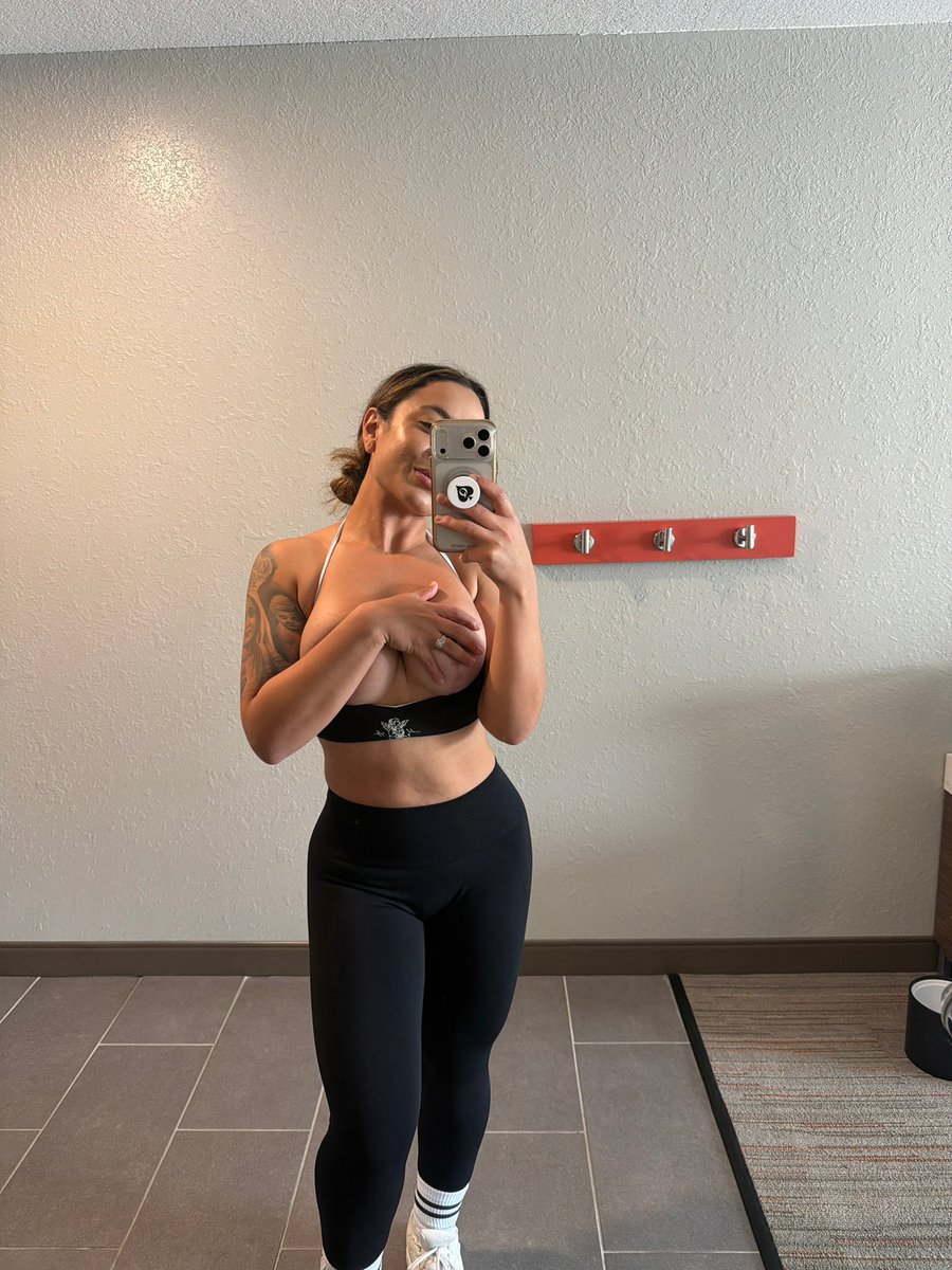 HisHotwife93's tweet photo. Time to hit my daily cardio 🏃🏻‍♀️ 

Hubby got me a new pop socket for my phone! 

I loveeee it and embracing who I truly am. Wild, slutty and free ♠️ 😈🥵

#Hotwife #QOS #QueenOfSpades #LatinaWifey #AmateurHotwife #BBC #BBCSlut #QOSBrand #GymSlut  #HotWifelife #CuckLife #RealHotWife #SLCSlut