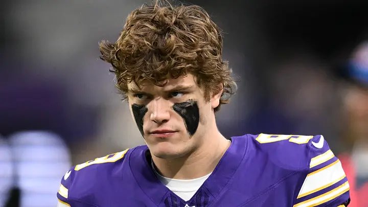 NFCNorthNewss's tweet photo. HOLY SH*T! 😳😳😳

Reports out of Minnesota say that Kyler Murray and JJ McCarthy would FREQUENTLY resort to name calling during arguments in practice, with Murray calling McCarthy “JJ McShortBus” and McCarthy referring to him as “Midget Murray.”

After Sunday’s win over Tampa Bay, JJ allegedly said some words to Kyler that struck a nerve, leading to Murray telling upper management “It’s him or me.”

The #Vikings chose Murray. 🍿👀