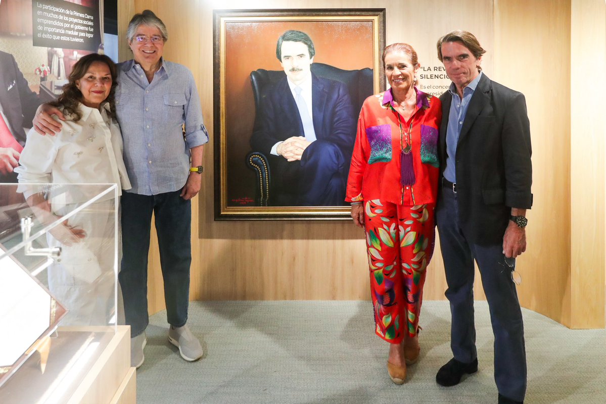 LassoGuillermo's tweet photo. Tuve el honor de recibir en mis oficinas de Guayaquil a dos grandes amigos: el expresidente del Gobierno de España, José María Aznar, y la exalcaldesa de Madrid, Ana Botella.

Les mostré el retrato de Aznar junto al concepto de la «Revolución silenciosa», una idea que ha marcado mi trabajo en la política.

Gracias por su visita y por su amistad sincera.