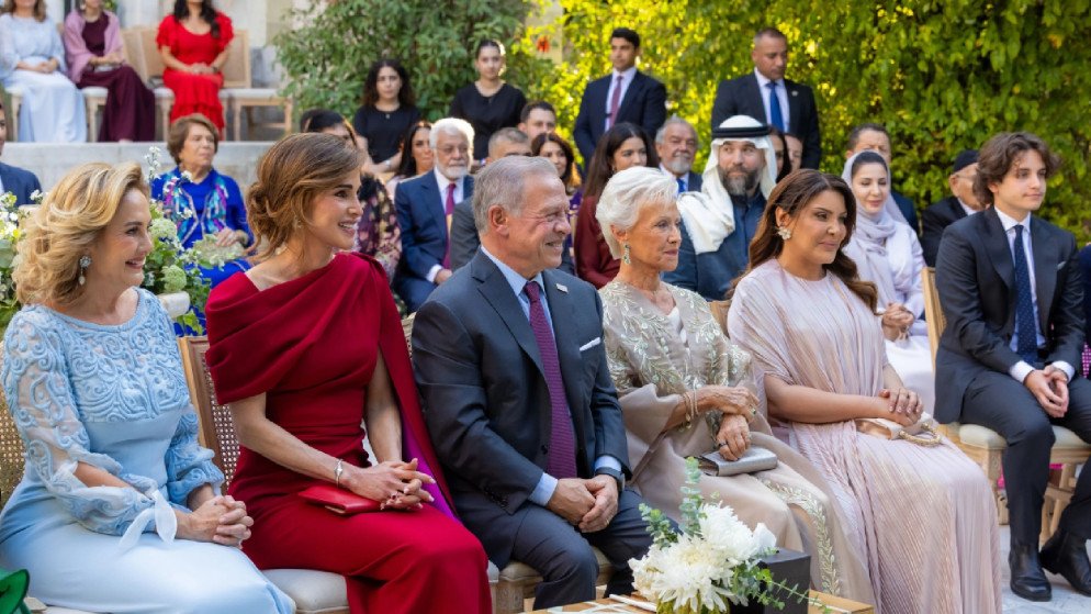 Jo_0now's tweet photo. في أجواء هاشمية عامرة بالفرح 💍🇯🇴
بحضور جلالة الملك عبدالله الثاني وجلالة الملكة رانيا العبدالله وأصحاب السمو الملكي الأمير هاشم بن عبدالله الثاني والأمير فيصل بن الحسين عُقد قران سمو الأميرة سارة بنت فيصل بن الحسين على علي مرابط محمد الصواف وسط أجواء عائلية احتفالية https://t.co/UFS4eWKX8e