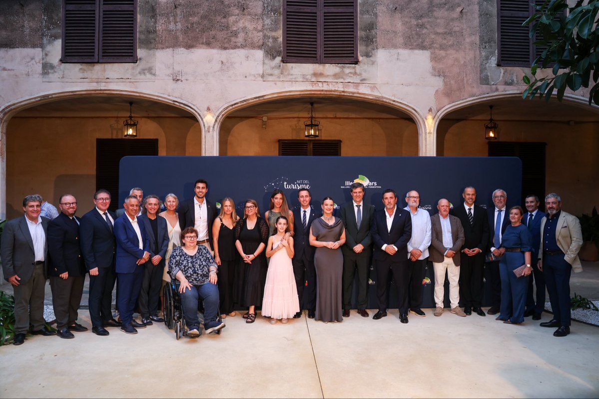 Ll_Galmes's tweet photo. Hem compartit una nit molt especial per reconèixer les persones, empreses i entitats que fan possible que Mallorca i les Illes Balears siguin una destinació de referència.

Els Premis del Turisme són també un reconeixement a tots els professionals que, cada dia, amb la seva feina i dedicació, fan avançar un sector essencial per a la nostra economia i per a moltes famílies.

Tenim clar que el futur passa per la contenció, créixer en valor i no en volum, avançant cap a un model més sostenible que tengui en compte el benestar dels residents.

Des del Consell de Mallorca seguirem treballant perquè Mallorca continuï liderant aquesta transformació, apostant per un turisme de qualitat i responsable.

Enhorabona a tots els guardonats i, sobretot, gràcies a totes les persones que fan possible el nostre turisme cada dia.