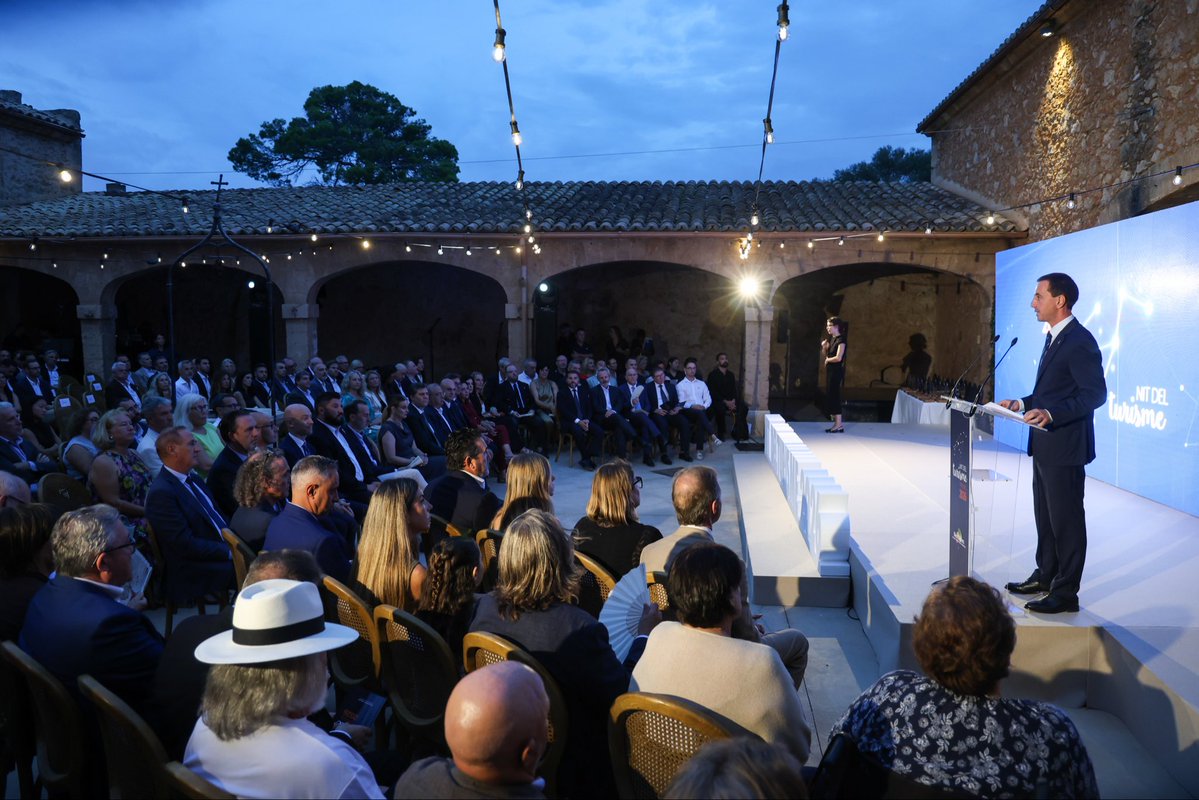 Ll_Galmes's tweet photo. Hem compartit una nit molt especial per reconèixer les persones, empreses i entitats que fan possible que Mallorca i les Illes Balears siguin una destinació de referència.

Els Premis del Turisme són també un reconeixement a tots els professionals que, cada dia, amb la seva feina i dedicació, fan avançar un sector essencial per a la nostra economia i per a moltes famílies.

Tenim clar que el futur passa per la contenció, créixer en valor i no en volum, avançant cap a un model més sostenible que tengui en compte el benestar dels residents.

Des del Consell de Mallorca seguirem treballant perquè Mallorca continuï liderant aquesta transformació, apostant per un turisme de qualitat i responsable.

Enhorabona a tots els guardonats i, sobretot, gràcies a totes les persones que fan possible el nostre turisme cada dia.