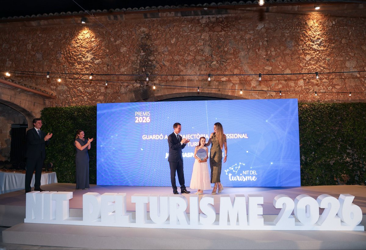 Ll_Galmes's tweet photo. Hem compartit una nit molt especial per reconèixer les persones, empreses i entitats que fan possible que Mallorca i les Illes Balears siguin una destinació de referència.

Els Premis del Turisme són també un reconeixement a tots els professionals que, cada dia, amb la seva feina i dedicació, fan avançar un sector essencial per a la nostra economia i per a moltes famílies.

Tenim clar que el futur passa per la contenció, créixer en valor i no en volum, avançant cap a un model més sostenible que tengui en compte el benestar dels residents.

Des del Consell de Mallorca seguirem treballant perquè Mallorca continuï liderant aquesta transformació, apostant per un turisme de qualitat i responsable.

Enhorabona a tots els guardonats i, sobretot, gràcies a totes les persones que fan possible el nostre turisme cada dia.