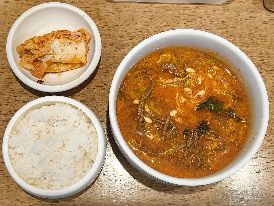 pinkhip's tweet photo. 『妻家房 松屋浅草店』の「ユッケジャンスープ」でランチ。でもご飯を思い切りスープの中に入れるのはご飯は3分の1で止めておいたのだ。 本当は、ご飯を全部「ユッケジャンスープ」の中にぶちまけたいのにである。 でも、うまかったのだよ（笑）。（妻家房 松屋浅草店：花川戸一丁目）
https://t.co/7Khc3U8keL