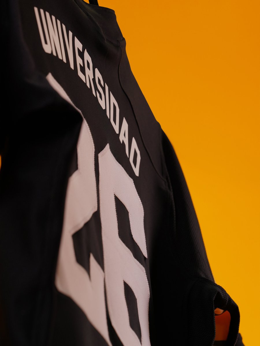 RayoNegroSports's tweet photo. Mística pura. Legado eterno.
Busca a partir de mañana, la edición especial de Cóndores. Prepárate para el homenaje histórico.
#NoCualquieraVisteRayoNegro 🖤💛⚡️ https://t.co/yDndDTsDu1