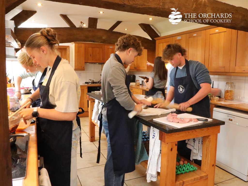 OrchardsCookery's tweet photo. HAMazing things are happening in the kitchens! 🐷✨  Our Chalet Cooks have been busy creating lots of delicious and stunning dishes. 🤩  Honey Roast Ham, delightful Fig Canapes and vibrant Hoisin Duck Baskets! 🔥 https://t.co/8huSgm0S1I