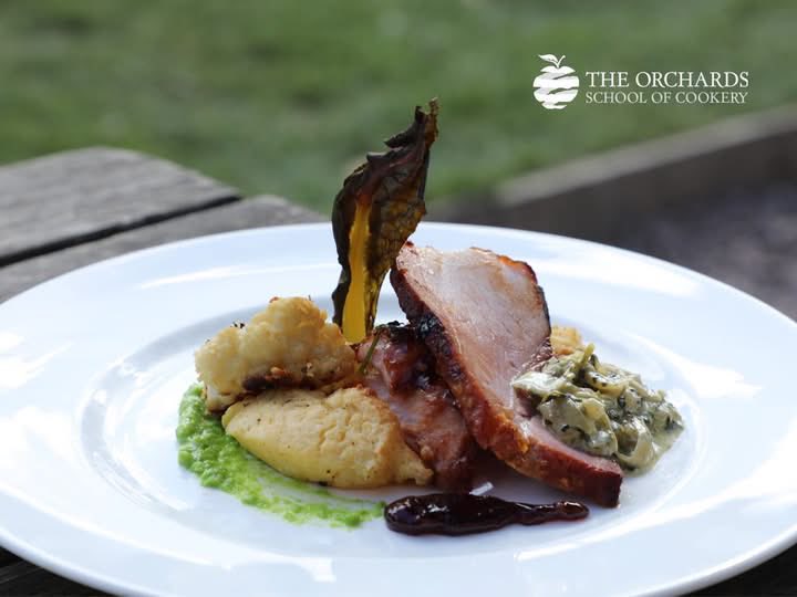 OrchardsCookery's tweet photo. HAMazing things are happening in the kitchens! 🐷✨  Our Chalet Cooks have been busy creating lots of delicious and stunning dishes. 🤩  Honey Roast Ham, delightful Fig Canapes and vibrant Hoisin Duck Baskets! 🔥 https://t.co/8huSgm0S1I