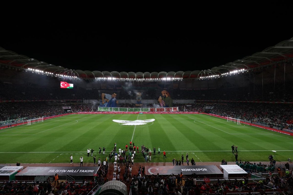 mahirunal's tweet photo. Konya bu akşam yalnızca bir futbol müsabakasına değil, güçlü bir dayanışma iradesine ev sahipliği yaptı.

Filistin Milli Takımı sahaya çıktığında tribünlerden yükselen ses, sporun çok ötesinde bir anlam taşıyordu.

Bir halkın özgürlük iradesi susturulamadığı müddetçe, hiçbir işgal kendisini tarihin nihai hükmü zannedemez.

“Filistin özgür olana kadar; hafızamız da, sözümüz de, dayanışmamız da Filistin’le…”

@u_ibrahim_altay
@tahaayhan