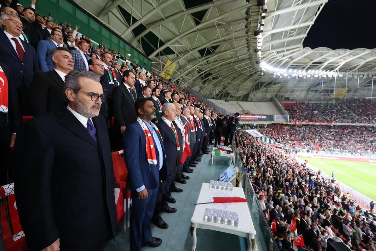 mahirunal's tweet photo. Konya bu akşam yalnızca bir futbol müsabakasına değil, güçlü bir dayanışma iradesine ev sahipliği yaptı.

Filistin Milli Takımı sahaya çıktığında tribünlerden yükselen ses, sporun çok ötesinde bir anlam taşıyordu.

Bir halkın özgürlük iradesi susturulamadığı müddetçe, hiçbir işgal kendisini tarihin nihai hükmü zannedemez.

“Filistin özgür olana kadar; hafızamız da, sözümüz de, dayanışmamız da Filistin’le…”

@u_ibrahim_altay
@tahaayhan