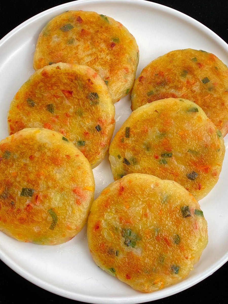 Sherylldm2w's tweet photo. Hoy hice tortilla de patatas casera con huevos de granja super crujiente por fuera y cremosa por dentro! （今天做了自制土豆煎蛋饼，用的是农家鸡蛋，外脆内软超好吃！）， https://t.co/uTONJRcEXg