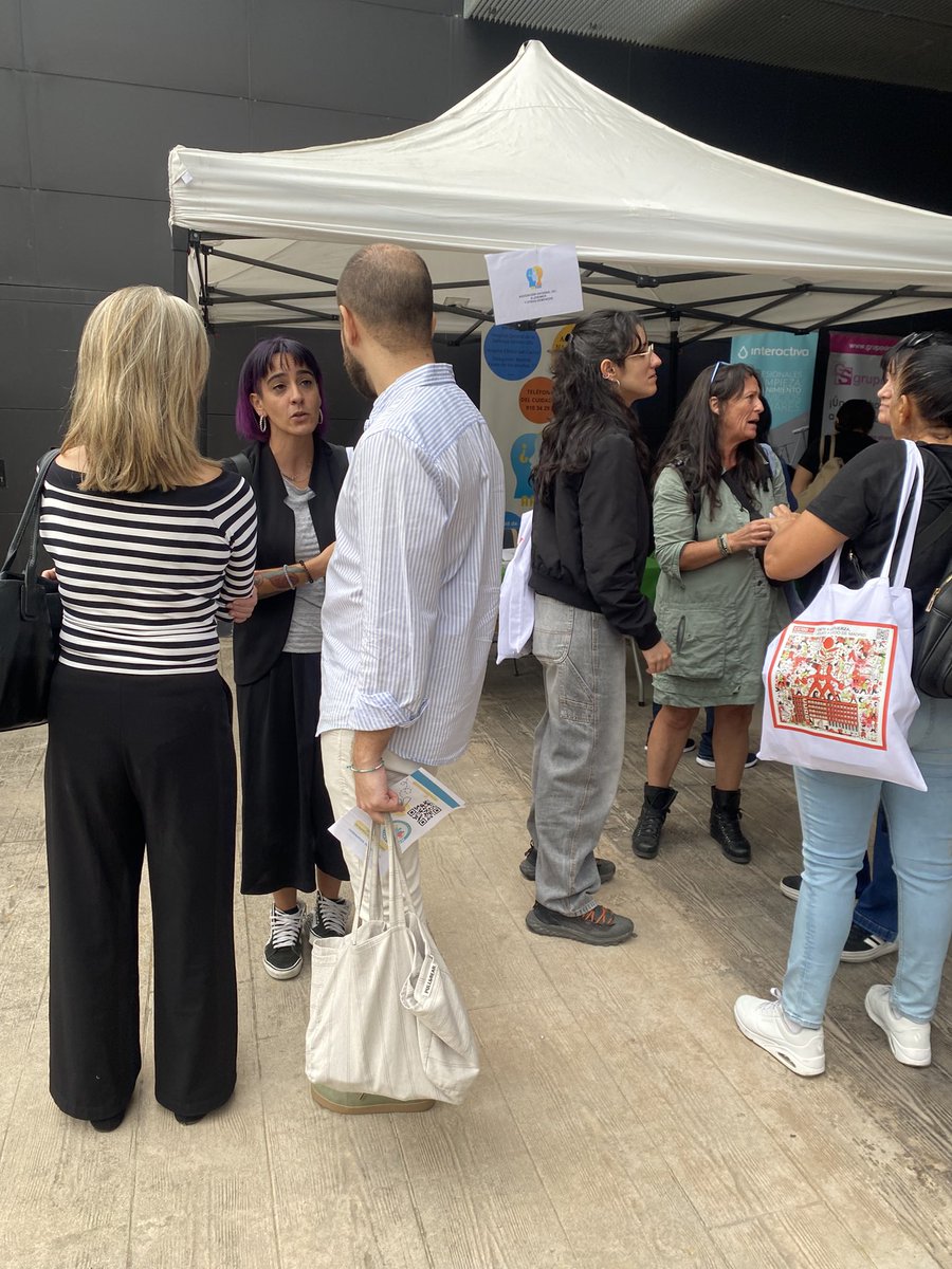 AFADE19's tweet photo. Es necesaria la formacion en los cuidados para personas dependientes,su bienestar depende de ello.Hoy en la feria de empleo de Vallecas @AniortePepe, hemos informado por 3 año ya !!sobre las microcredenciales de la @UCM_ERL en colaboración  @afadis_ucm .Calidad en los cuidados 🙏🏻 https://t.co/P2E1O0SSLx