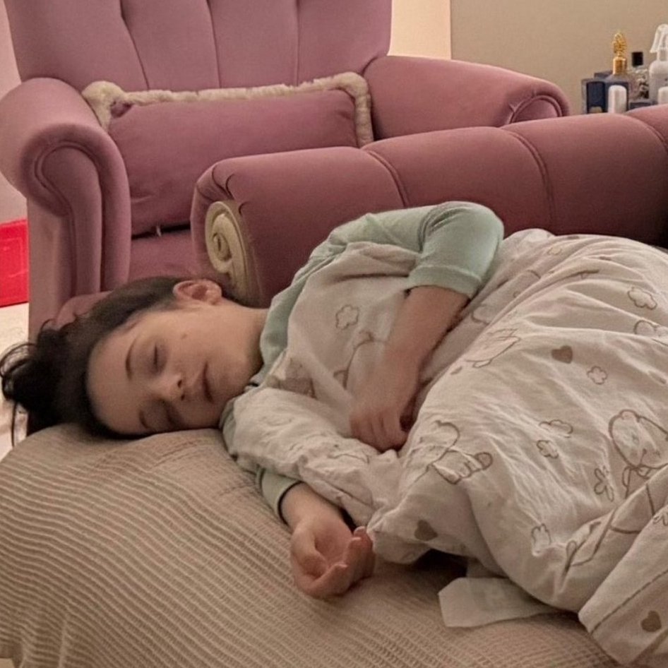 meneymn's tweet photo. 3 yaşına kadar istismar edildi, işkence gördü, dövüldü.. yardım istedi, sesimi duyun ölmek İstemiyorum dedi! Kimse duymadı, Zeytinburnu sahilde annesi ile ölü bulundu, Şimdide "İntihar" denilerek üstü kapatılmaya çalışıyorlar. Failleri Ayhan Şengüler Hala SERBEST!!! Unutmayın.. https://t.co/STUuWr5oSF