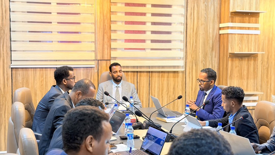 MotcaSomali's tweet photo. The Minister of Transport &amp; Civil Aviation, Mohamed Farah Nuh, chaired a meeting today with the Acting DG &amp; Department Directors. Discussions focused on evaluating ongoing projects, overcoming operational challenges, and enhancing public service delivery. #Somalia https://t.co/8axRtZFIbF