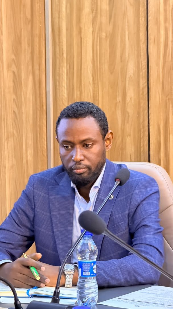 MotcaSomali's tweet photo. The Minister of Transport &amp; Civil Aviation, Mohamed Farah Nuh, chaired a meeting today with the Acting DG &amp; Department Directors. Discussions focused on evaluating ongoing projects, overcoming operational challenges, and enhancing public service delivery. #Somalia https://t.co/8axRtZFIbF