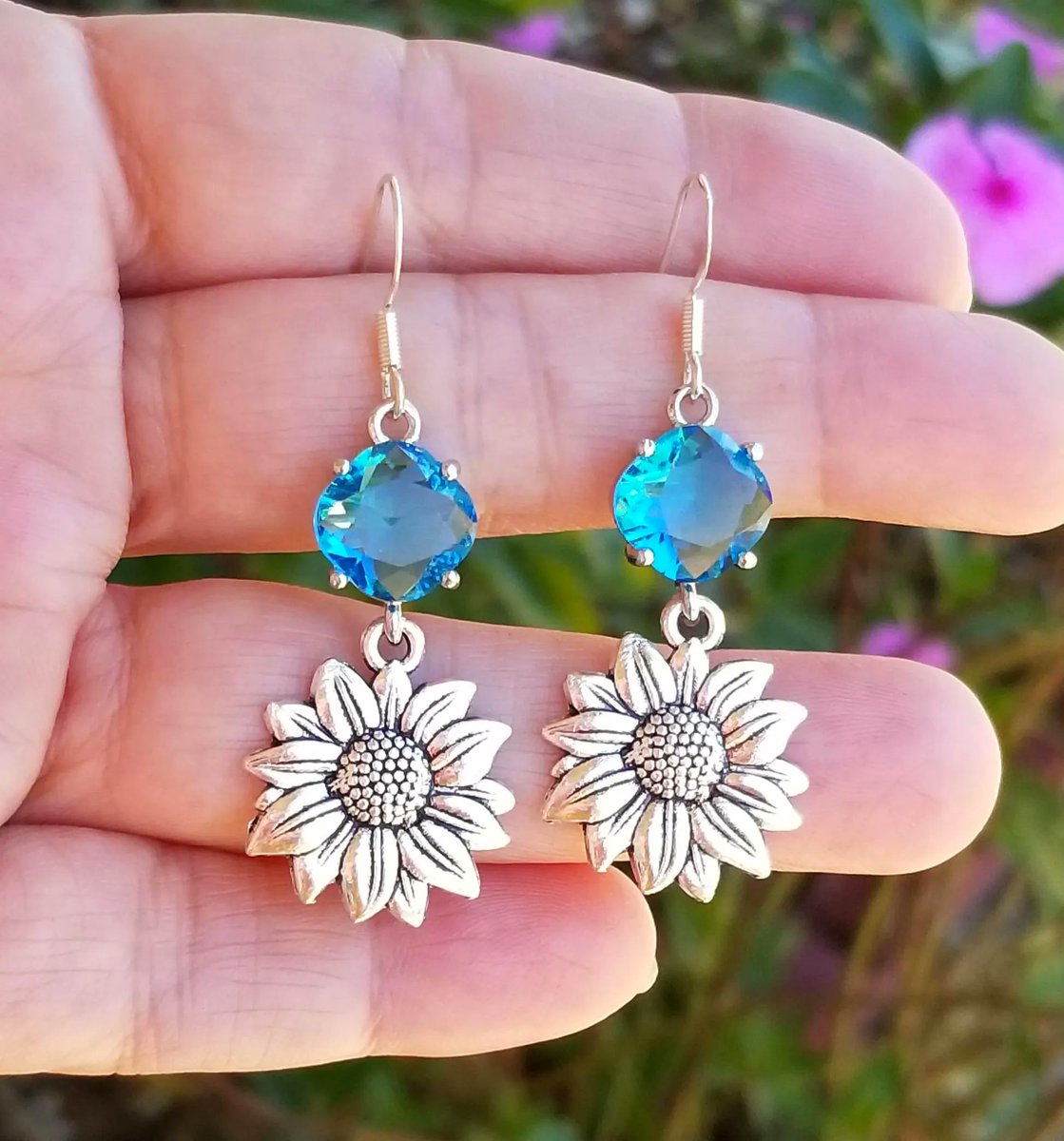 TrendingNowGift's tweet photo. Sterling Silver Blue Topaz Sunflower Dangle Earrings #jewelry #earrings #dangleearrings #sunflower #sunflowers #sunflowerjewelry #sunflowerearrings #handmadejewelry #giftforher #fall #FallFashion #FallStyle #etsy
https://t.co/w1D6PhaTZo via @Etsy https://t.co/nS3U0w9FKc