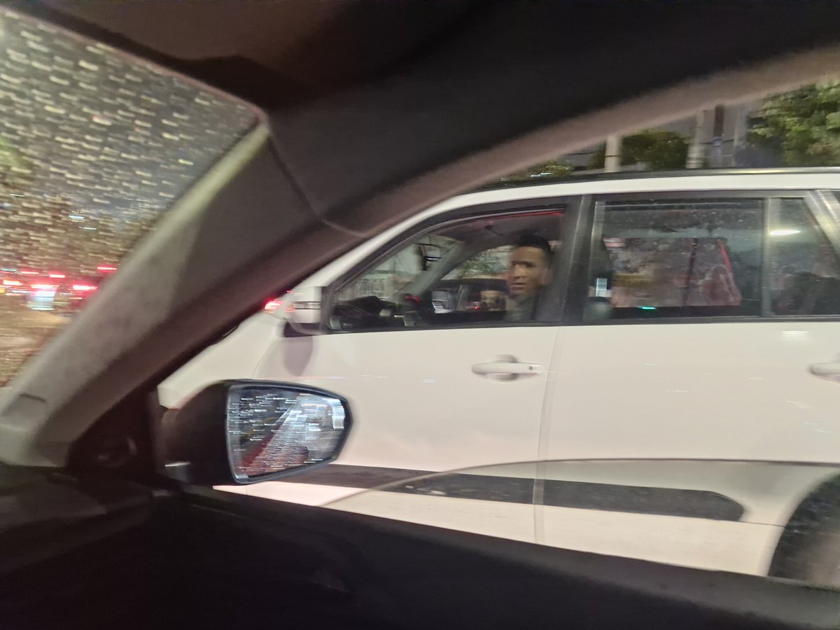 quimeradann's tweet photo. Este señor se metió a la mala en la fila de autos para ingresar desde la Occidental hacia la Catón Cárdenas, El Condado. 
Cómo no le dejé, se enojó y me dijo de todo.
Meterse en las filas es una práctica habitual en este semáforo y en Quito.
Por favor, @AMT_Quito, un agente aquí. https://t.co/Ld1r8QKiXu