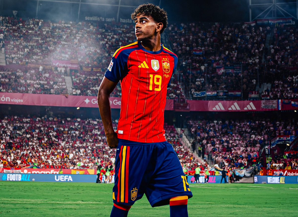 ReshadRahman's tweet photo. ⚡️ 𝐒𝐓𝐀𝐓: Lamine Yamal is the only player among Europe’s T5 leagues to complete 𝐦𝐨𝐫𝐞 𝐭𝐡𝐚𝐧 𝟐𝟓+ 𝐭𝐚𝐤𝐞 𝐨𝐧𝐬 and 𝐜𝐫𝐞𝐚𝐭𝐞 𝟐𝟓+ 𝐜𝐡𝐚𝐧𝐜𝐞𝐬 🎩✨ 

✖️ 30 successful take-ons
✖️ 27 chances created 

𝑺𝒕𝒂𝒏𝒅𝒂𝒓𝒅𝒔 𝒔𝒆𝒕 𝒕𝒐𝒐 𝒉𝒊𝒈𝒉 📈 https://t.co/x8byCBKYsv