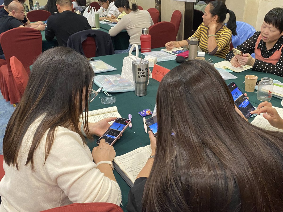EmmyCockbu6s's tweet photo. Acabamos de finalizar nuestro taller práctico de marketing digital! 2 horas de consejos útiles, networking increíble y mucha información práctica para aplicar ya en proyectos. Gracias a todos los asistentes por su participación activa! https://t.co/CMXuOPvugk