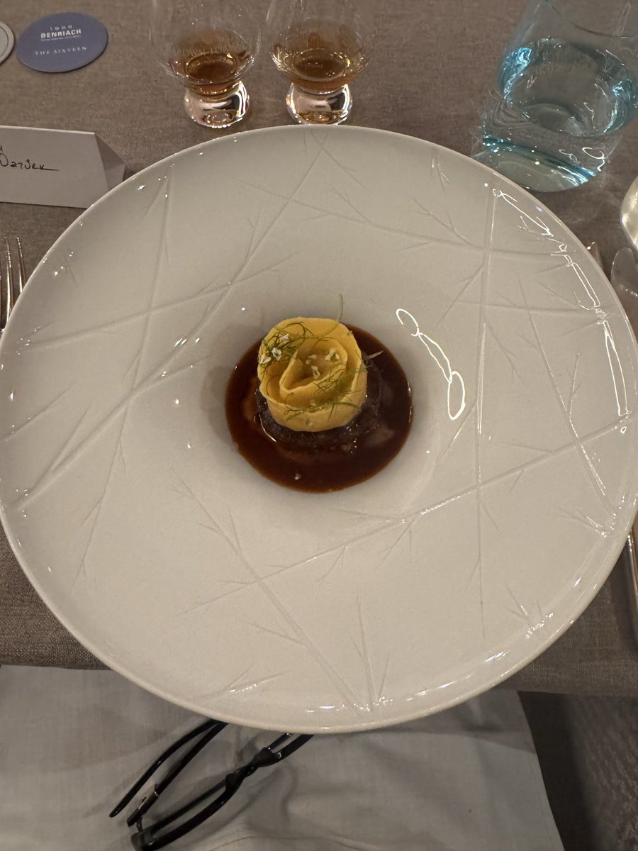 Aspire11AB106TH's tweet photo. Menü de Mantı yazan yemek var ya o kelimenim tam anlamıyla MANTI arkadaşlar. Tek bir mantı. Hatta THE MANTI. Sonuçta Mantı(lar) yazmadığı için itiraz da edemedim. Kahrolsun Fine Dining gerçekten. https://t.co/99meMrHLVE