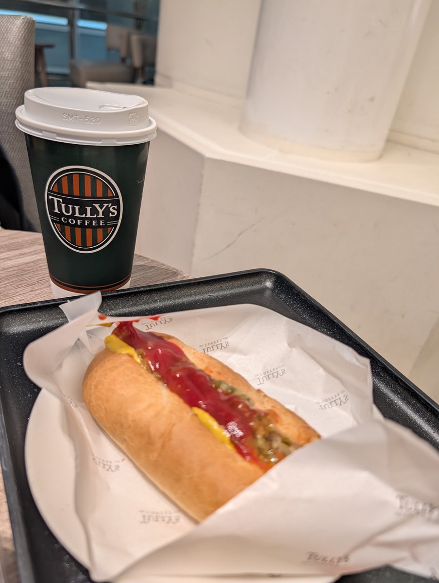 mahiro's tweet photo. 始発までタリーズでお茶。ホットドッグ込みで6ドル相当くらい。いい国すぎる。 https://t.co/tf9SoUKPPw