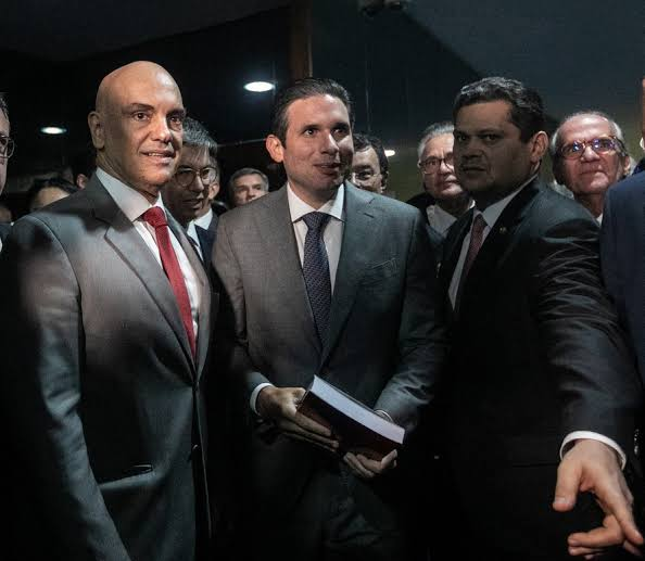 drpaulofaria22's tweet photo. Depois de tantas revelações... pergunto:
QUEM... COMIA... QUEM, no "SURUBÃO DO VORCARO"?