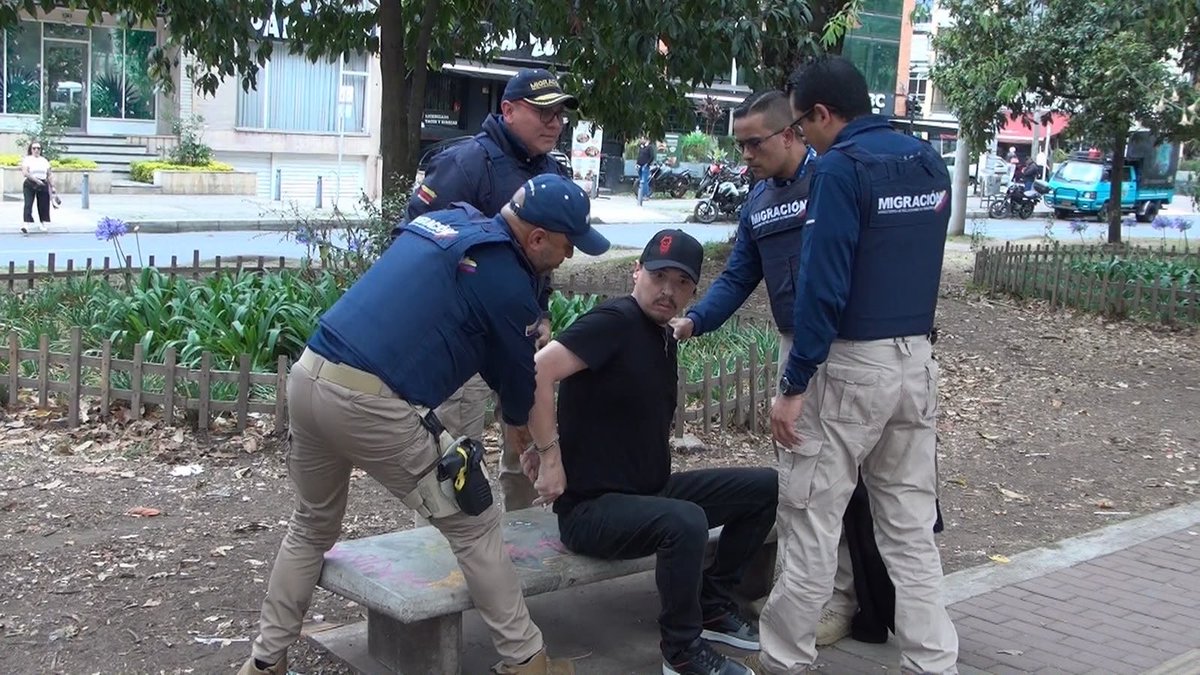 ABDELAESPRIELLA's tweet photo. En menos de 24 horas, una investigación articulada con la Policía Nacional y la DIPOL permitió capturar al ciudadano ruso Sergei Vagin. Se le aplicará la medida administrativa de expulsión del país por atentar contra la seguridad nacional.

Vagin fue relacionado en informes de inteligencia con actividades de espionaje, financiación de actos vandálicos durante el paro de 2021 y contactos con el ELN. Además, enfrenta un juicio por concierto para delinquir agravado, transferencia no consentida de activos y acceso abusivo a sistemas informáticos, por un fraude a plataformas de apuestas que movió alrededor de $1.600 millones.

¡La soberanía de Colombia se respeta! 

Nuestra patria no puede ser escenario de injerencias extranjeras ni de actividades que amenacen su seguridad.

¡Firme por la Patria!

!Que viva Cristo Rey!

(A.D.L.E) 🇨🇴 🐅
