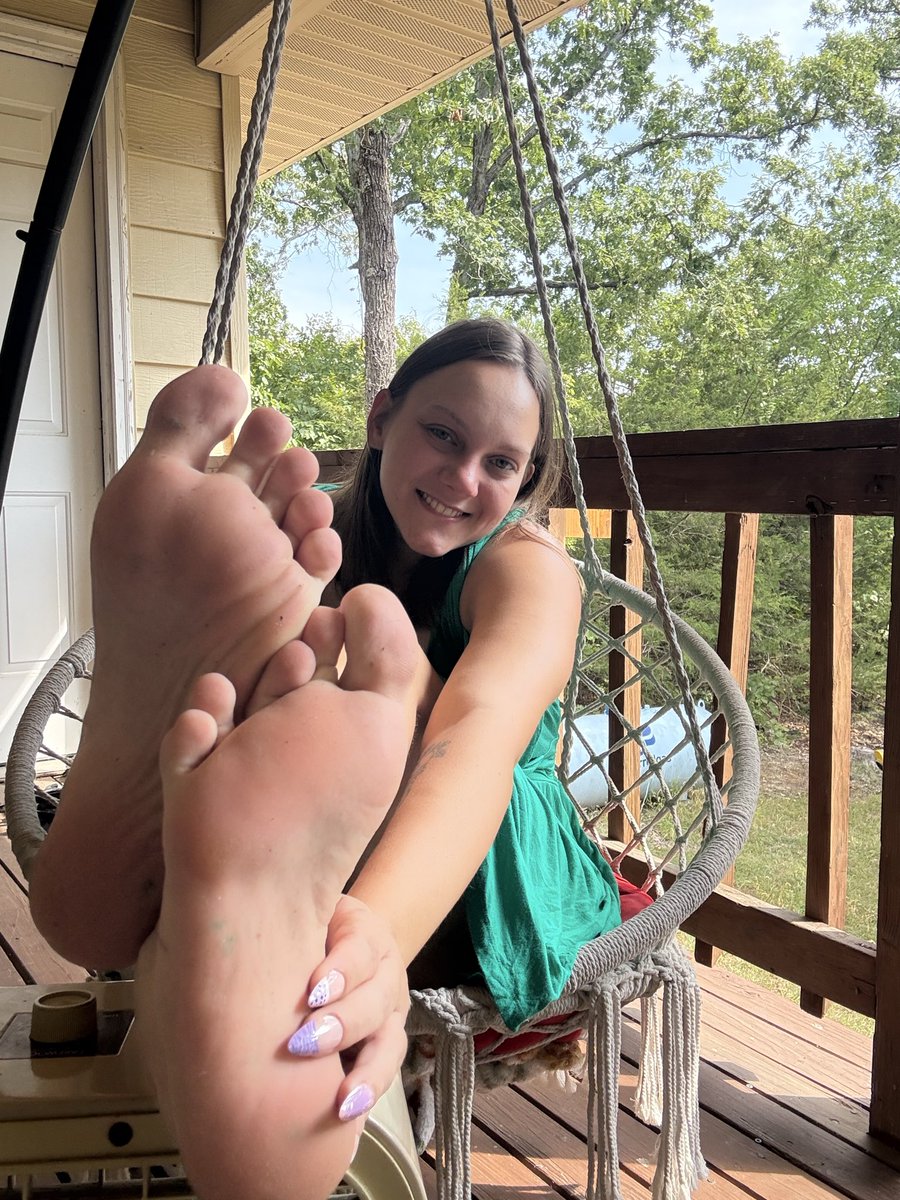 TheFloraThorn's tweet photo. Soles or Socks? 
#feet #sendtribute #paypig #feetfetısh #milf #goddess https://t.co/0bEOGUdGAf