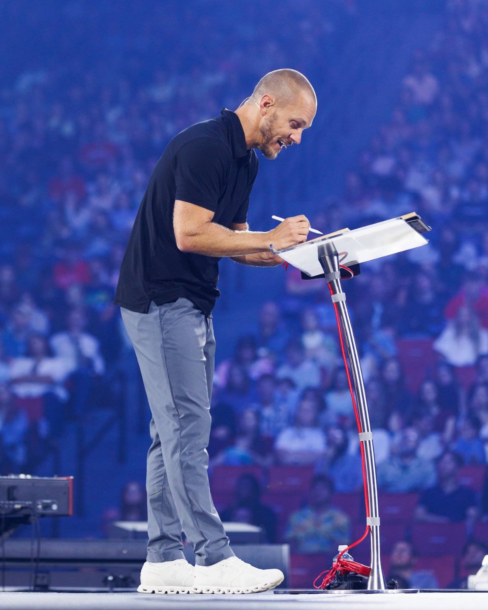 LibertyU's tweet photo. 3.2 BILLION people have little to no access to the Gospel.
That number should move us. Today at Convo, David Platt challenged us to turn that conviction into action by living on mission to take the Gospel to the nations.🌎 https://t.co/Cctxz5CPs7