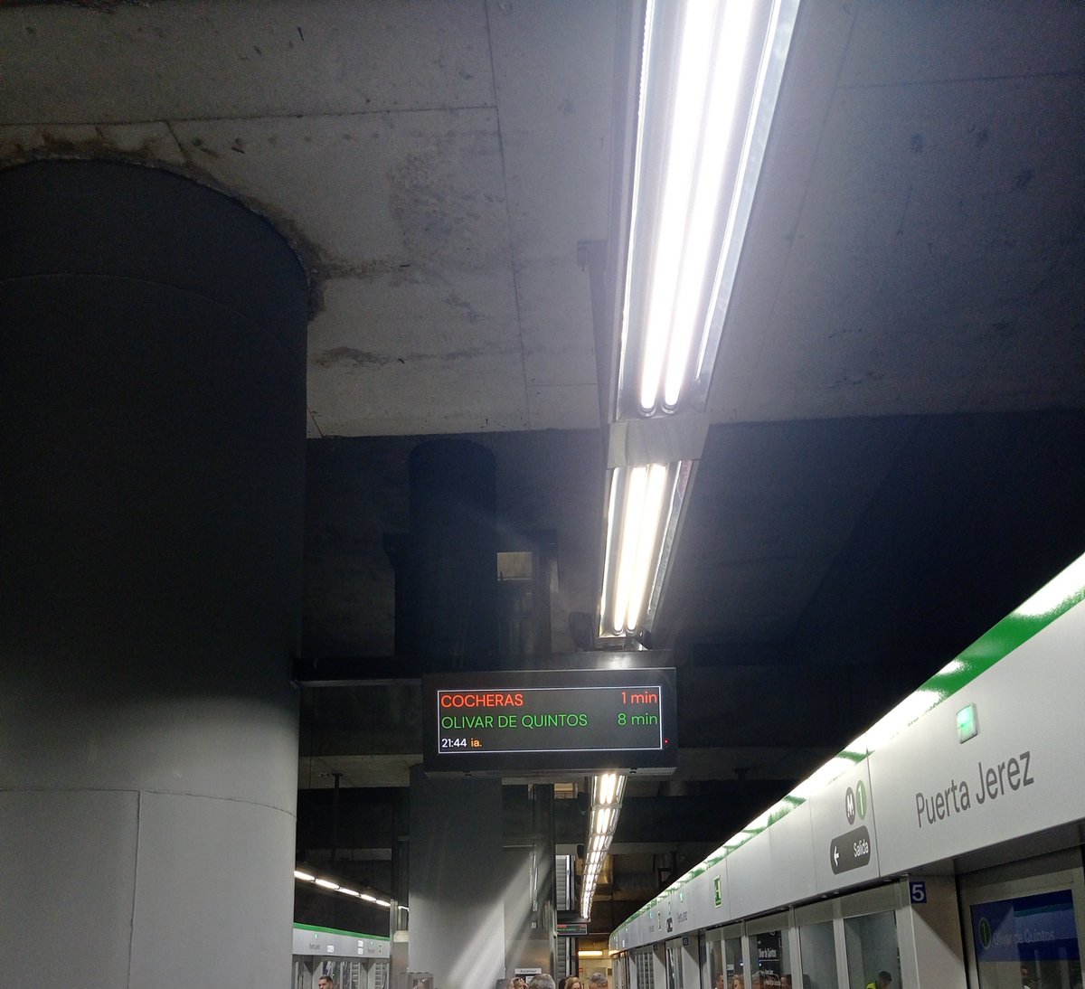 karjimzub's tweet photo. Llevamos más de 20 minutos esperando un metro para Olivar de Quintos, preguntas en la flamante oficina de atención al cliente y nadie sabe nada. El pésimo servicios que presta @_metrodesevilla no sé qué harán cuando haya más líneas, tener que esperar una hora? https://t.co/kUHgXxlYMI