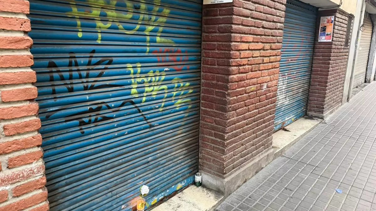 FonsiLoaiza's tweet photo. Se llamaba Javier, tenía 60 años y era zapatero en Hospitalet. Hoy se ha suicidado antes de ser desahuciado del local comercial que también empleaba como vivienda. Había dejado una nota escrita informando que se quitaría la vida. Terrorismo en esto. https://t.co/k7cizSMNiR