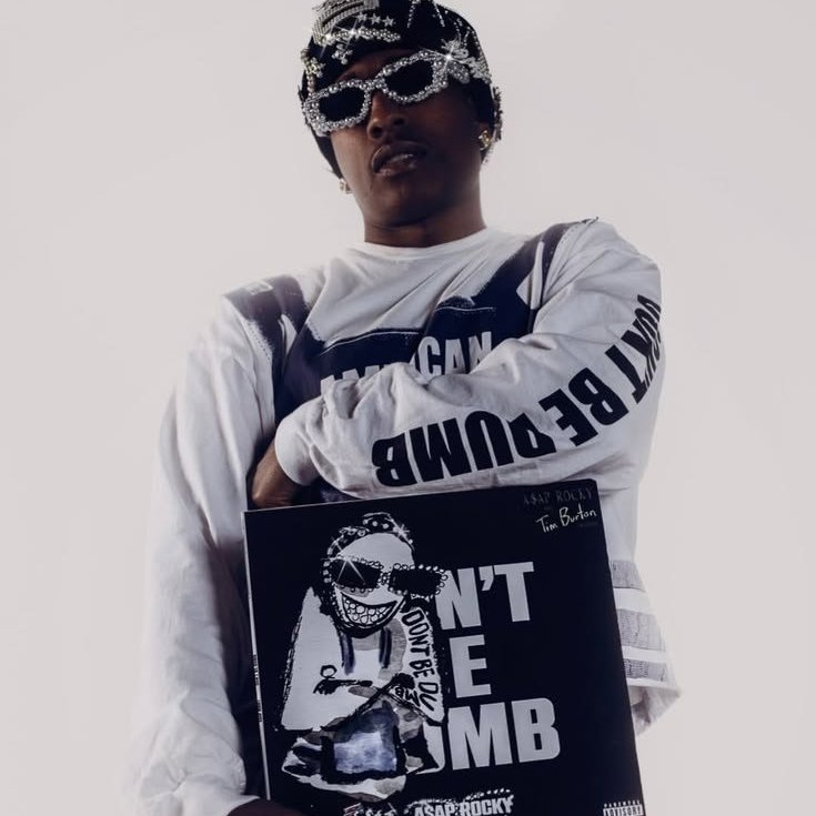 RapMais's tweet photo. 🚨 NOVO MERCH DE A$AP ROCKY AUMENTA EXPECTATIVA POR DELUXE DE “DON’T BE DUMB”

Rocky colocou novas peças com a identificação “DISC 2” em pré-venda em seu site, reforçando a possibilidade de uma versão deluxe do álbum. Até agora, porém, o rapper ainda não anunciou oficialmente a data de lançamento.