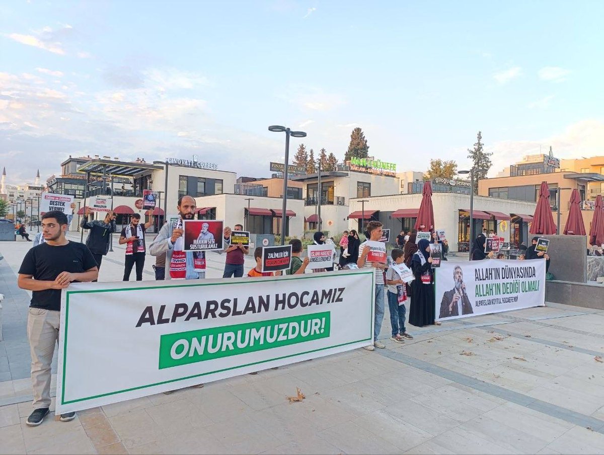 Kesintisiz_FH's tweet photo. ALPARSLAN KUYTUL HOCA’NIN TUTUKLUĞUNA VE FURKAN HAREKETİ’NE YÖNELİK OPERASYONLARA TEPKİLER BÜYÜYOR!

Alparslan Kuytul Hoca, Semra Kuytul Hocahanım ve Furkan Hareketi mensubunun tutuklanmasına, uygulanan hukuksuzluklara karşı Türkiye’nin dört bir yanında basın açıklaması ve özgürlük yürüyüşü gerçekleştiren Furkan Hareketi mensupları, adalet ve özgürlük talebini haykırmaya devam ediyor.

📍 Adıyaman 📍Kahramanmaraş 

#AdanaEmniyeti
#SusDosyasıCanlıYayın
26Eylül SokakIşkencesi
