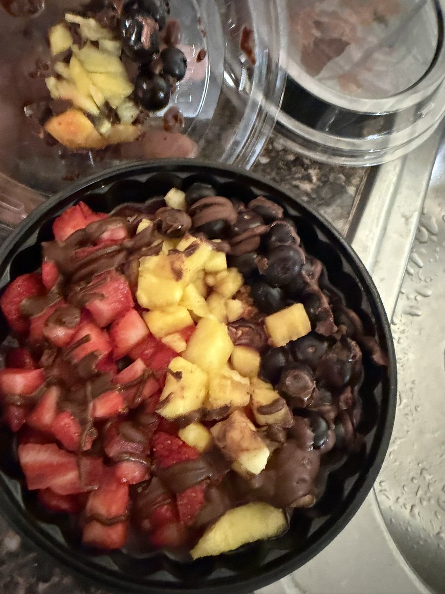 onthetableradi1's tweet photo. I grew up such a picky eater. It’s not that they didn’t do their best to introduce us to healthy food, I was just picky asF💯 I want to learn how to make #acaibowls like these at #BlendzFriends Go get yours! It’s so worth it! And this one I have has Nutella (Chocolate Hazelnut)😋 https://t.co/2PUyO9pEaF