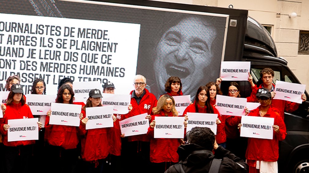lolariemucho's tweet photo. 🇫🇷FRANCIA recibió al presidente argentino
con carteles vía pública replicando las puteadas 
de Milei en X y manifestaciones en rechazo a su
presiencia en el país.

Phénomène de quartier! https://t.co/MR3gZBS7A6