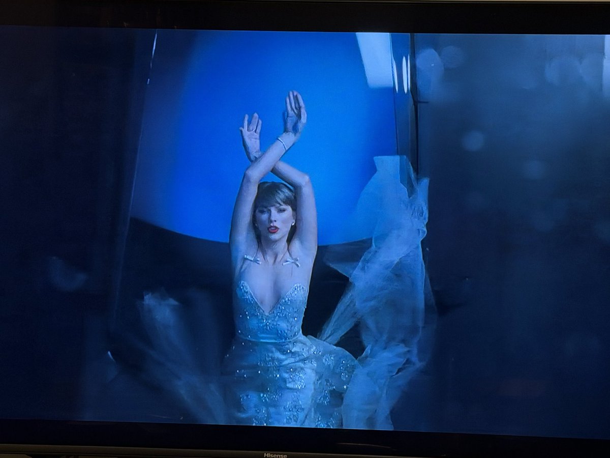 BalintBarbara23's tweet photo. PATIENT ZERO????? taylor really said let me turn someone else’s red flags into a 3 minute pop song and somehow make it sound like a public service announcement 😭🤍 
#TLOAS #PatientZero #TaylorSwift #Swiftie https://t.co/pJ1CdPj59g