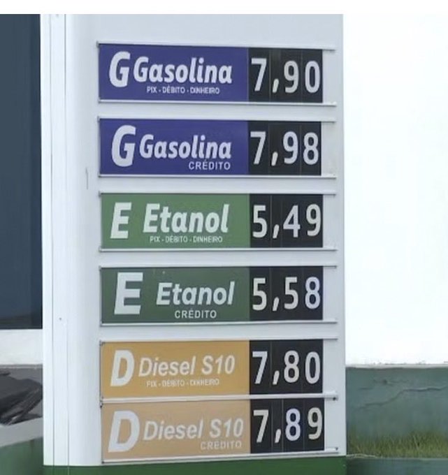 A gas station price sign in Portuguese showing prices for Gasolina (7.90/7.98), Etanol (5.49/5.58), and Diesel S10 (7.80/7.89) for both cash (PIX/Débito/Dinheiro) and credit payments.