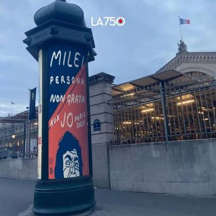 lolariemucho's tweet photo. 🇫🇷FRANCIA recibió al presidente argentino
con carteles vía pública replicando las puteadas 
de Milei en X y manifestaciones en rechazo a su
presiencia en el país.

Phénomène de quartier! https://t.co/MR3gZBS7A6