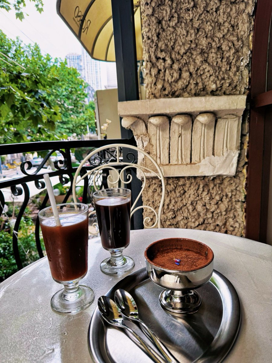 LeanoraGroa0m7's tweet photo. Desayuno con churros con chocolate en un callejón de Madrid, mientras el sol se levanta! La mejor manera de empezar un día de viaje ， https://t.co/ddztkLZlPp