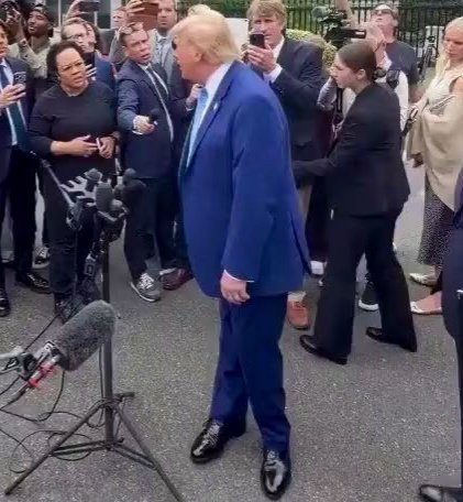 MrGeorgeWallace's tweet photo. If you ever see my ass standing like this, unplug me and plug me back in. https://t.co/7cQHZQEytA