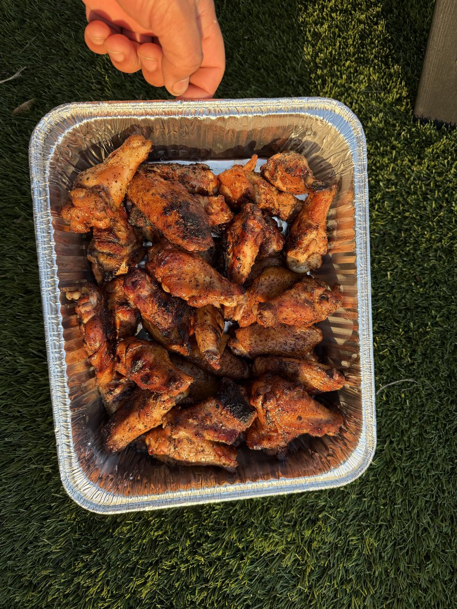 BIPPSBBQ's tweet photo. @SiriusXMFantasy @Jeff_Mans @TheRayFlowers Bipps BBQ SAUCE 😉 especially good on wings https://t.co/iehyk3DmZQ