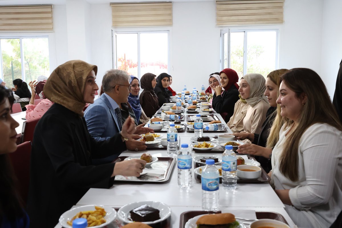 bingolvaliligi's tweet photo. 📍 Pir Ali Bey Kız Öğrenci Yurdu

Valimiz Sayın Cahit Çelik ve eşi Nermin Çelik Hanımefendi, Gençlik ve Spor İl Müdürlüğü bünyesinde hizmet veren Pir Ali Bey Kız Öğrenci Yurdu’nu ziyaret ederek öğrencilerle bir araya geldi.

Gençlik ve Spor İl Müdürü Mahmut Uğur Duyar ile yurt yöneticileri tarafından karşılanan Vali Çelik, akşam yemeğinde öğrencilerin sofrasına konuk oldu. Samimi bir ortamda gerçekleşen buluşmada öğrencilerle aynı masayı paylaşan Çelik çifti, gençlerin düşüncelerini, taleplerini ve gelecek hedeflerini dinledi.

Öğrencilerin eğitim hayatları, yurt yaşamları ve sosyal faaliyetlere ilişkin görüşlerini alan Vali Çelik, gençlerin huzurlu ve güvenli bir ortamda eğitimlerini sürdürmelerinin önemine dikkat çekerek, her birinin ülkemizin geleceğinde önemli sorumluluklar üstleneceğini ifade etti.

Ziyaret boyunca öğrencilerle yakından ilgilenen Çelik çifti, gençlerin sıcak ilgisinden duydukları memnuniyeti dile getirerek eğitim hayatlarında başarılar diledi. Samimiyet ve muhabbetin hâkim olduğu buluşma, hatıra fotoğrafı çekiminin ardından sona erdi.

@celikcahit