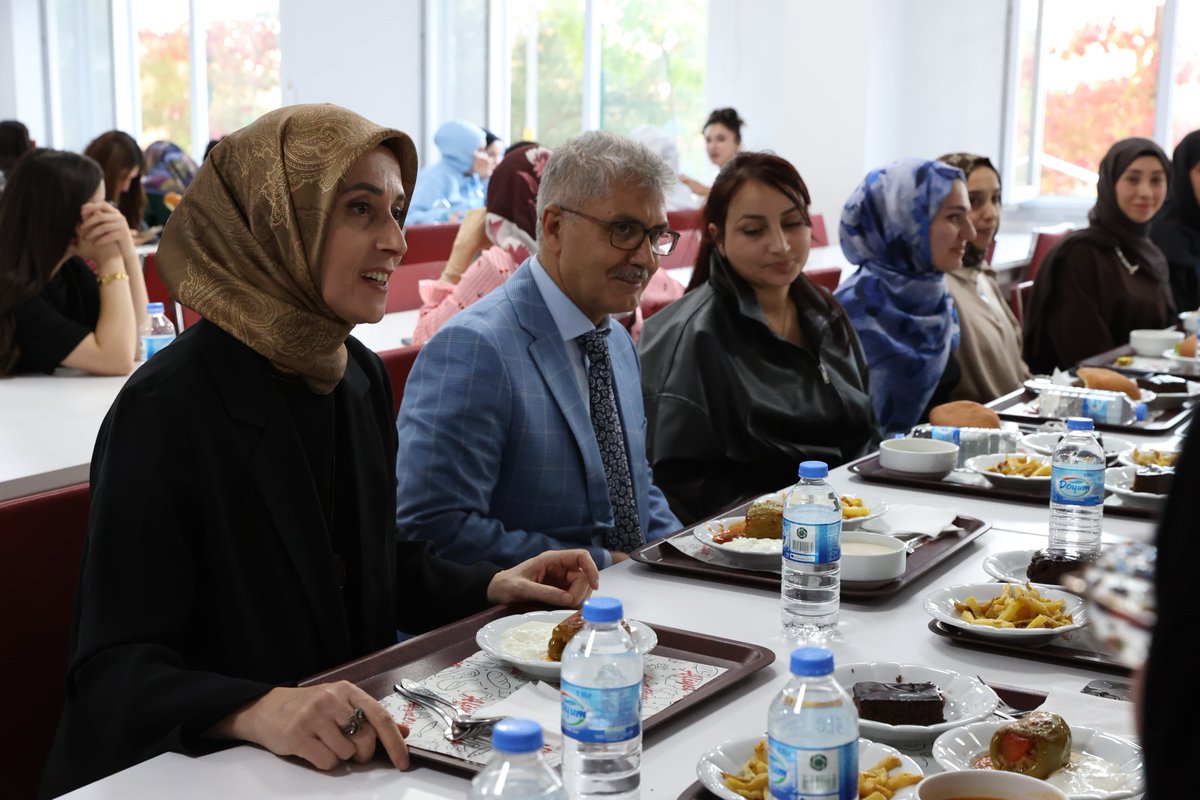 bingolvaliligi's tweet photo. 📍 Pir Ali Bey Kız Öğrenci Yurdu

Valimiz Sayın Cahit Çelik ve eşi Nermin Çelik Hanımefendi, Gençlik ve Spor İl Müdürlüğü bünyesinde hizmet veren Pir Ali Bey Kız Öğrenci Yurdu’nu ziyaret ederek öğrencilerle bir araya geldi.

Gençlik ve Spor İl Müdürü Mahmut Uğur Duyar ile yurt yöneticileri tarafından karşılanan Vali Çelik, akşam yemeğinde öğrencilerin sofrasına konuk oldu. Samimi bir ortamda gerçekleşen buluşmada öğrencilerle aynı masayı paylaşan Çelik çifti, gençlerin düşüncelerini, taleplerini ve gelecek hedeflerini dinledi.

Öğrencilerin eğitim hayatları, yurt yaşamları ve sosyal faaliyetlere ilişkin görüşlerini alan Vali Çelik, gençlerin huzurlu ve güvenli bir ortamda eğitimlerini sürdürmelerinin önemine dikkat çekerek, her birinin ülkemizin geleceğinde önemli sorumluluklar üstleneceğini ifade etti.

Ziyaret boyunca öğrencilerle yakından ilgilenen Çelik çifti, gençlerin sıcak ilgisinden duydukları memnuniyeti dile getirerek eğitim hayatlarında başarılar diledi. Samimiyet ve muhabbetin hâkim olduğu buluşma, hatıra fotoğrafı çekiminin ardından sona erdi.

@celikcahit