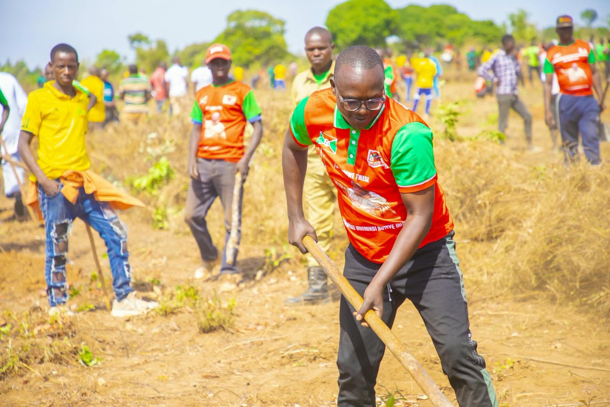 CnddFddBuhumuza's tweet photo. #Buhumuza
Inyuma yo kugendara komine #Gisuru,umukuru w'umuhari w'imbonerakure ku rwego rw'igihugu yagendeye  imbonerakure za komine  #Gisagara   aho urugendo rwatanguriye Ku gutegura umurima uzoterwamwo amavoka ungana na hegitari zibiri hakaba himbwe ibinogo. https://t.co/6tp47qrvMa